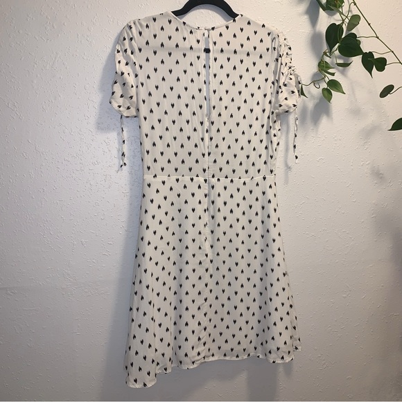 Simple Patterned Mini Dress with Ties and a Lining - Picture 2 of 7